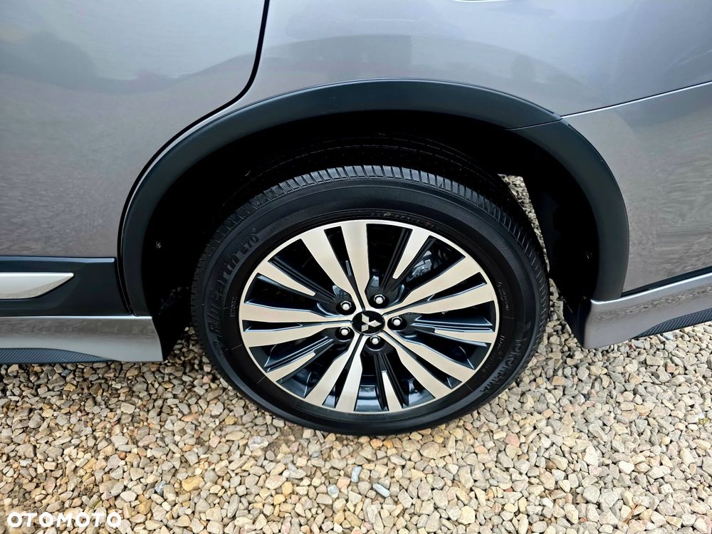 Mitsubishi Outlander 2.0 Instyle + 4WD CVT - 32