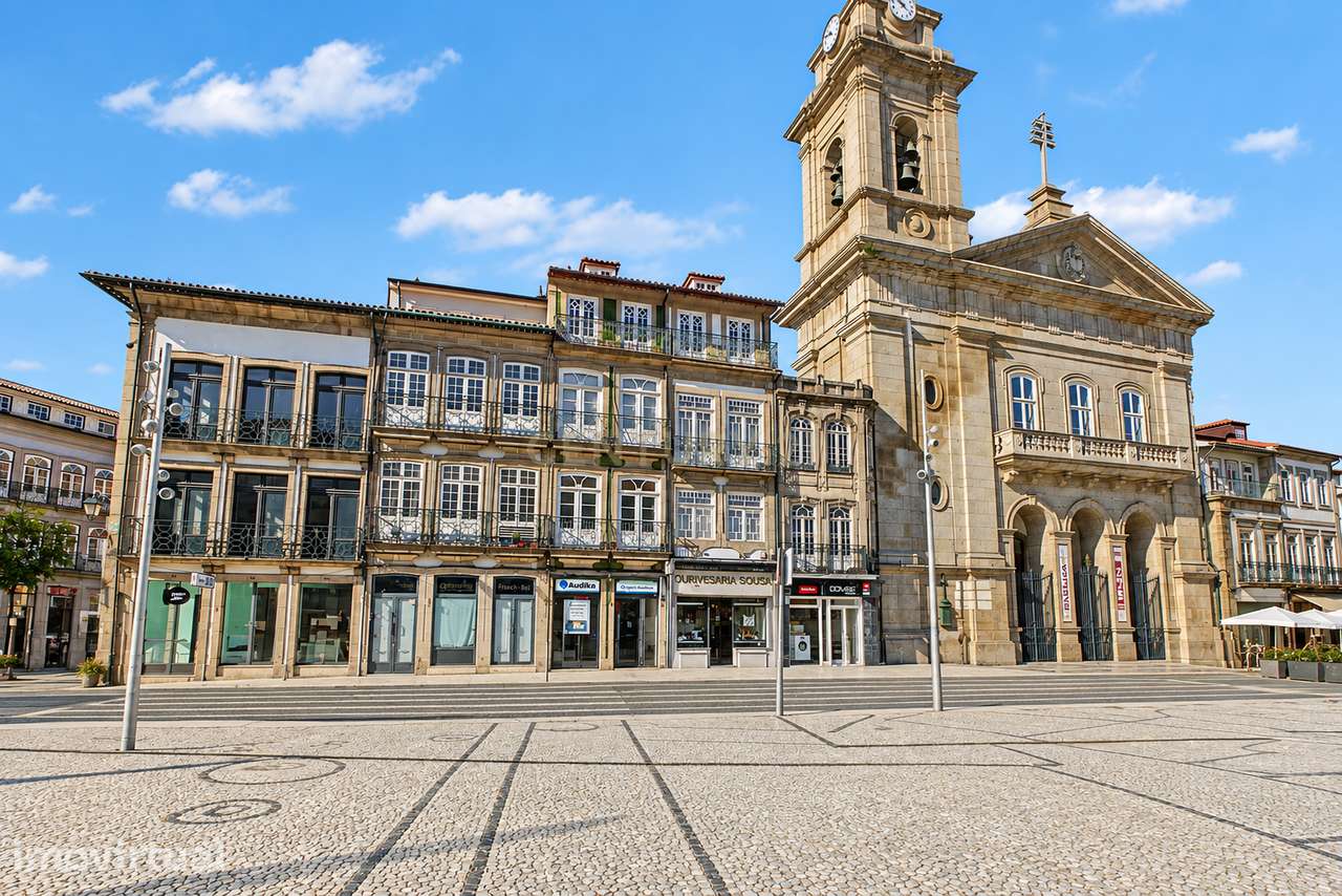 PRÉDIO PARA RECUPERAÇÃO NO LARGO DO TOURAL, GUIMARÃES - Grande imagem: 2/35