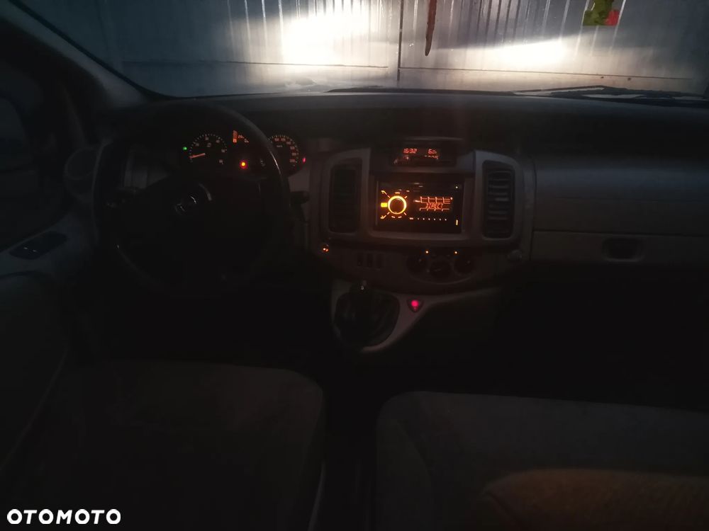 Renault Trafic Passenger - 11