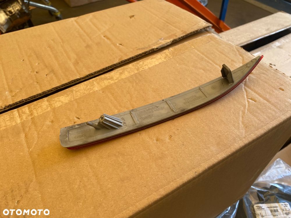 TOYOTA COROLLA E21 SEDAN VII 19- Oryginalny! PRAWY TYLNY ODBLASK LAMPKA ODBLASKOWA ZDERZAKA TYLNEGO  W ZDERZAK TYLNY TYŁ  PRAWA STRONA  E 21 E210 E 210  81910-02220  8191002220 - 7