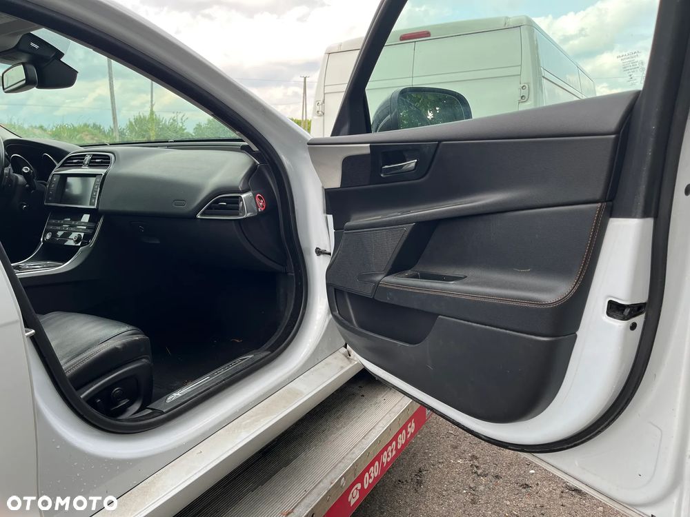 Jaguar XE 2.0 T R-Sport - 24