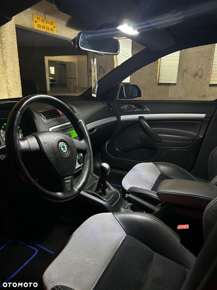 Skoda Octavia 2.0 TDI CR DPF RS - 16