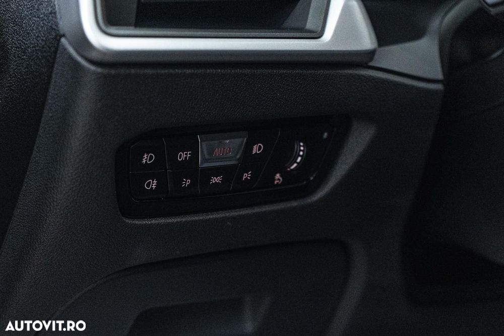 BMW Seria 3 320i Aut. Sport Line - 27