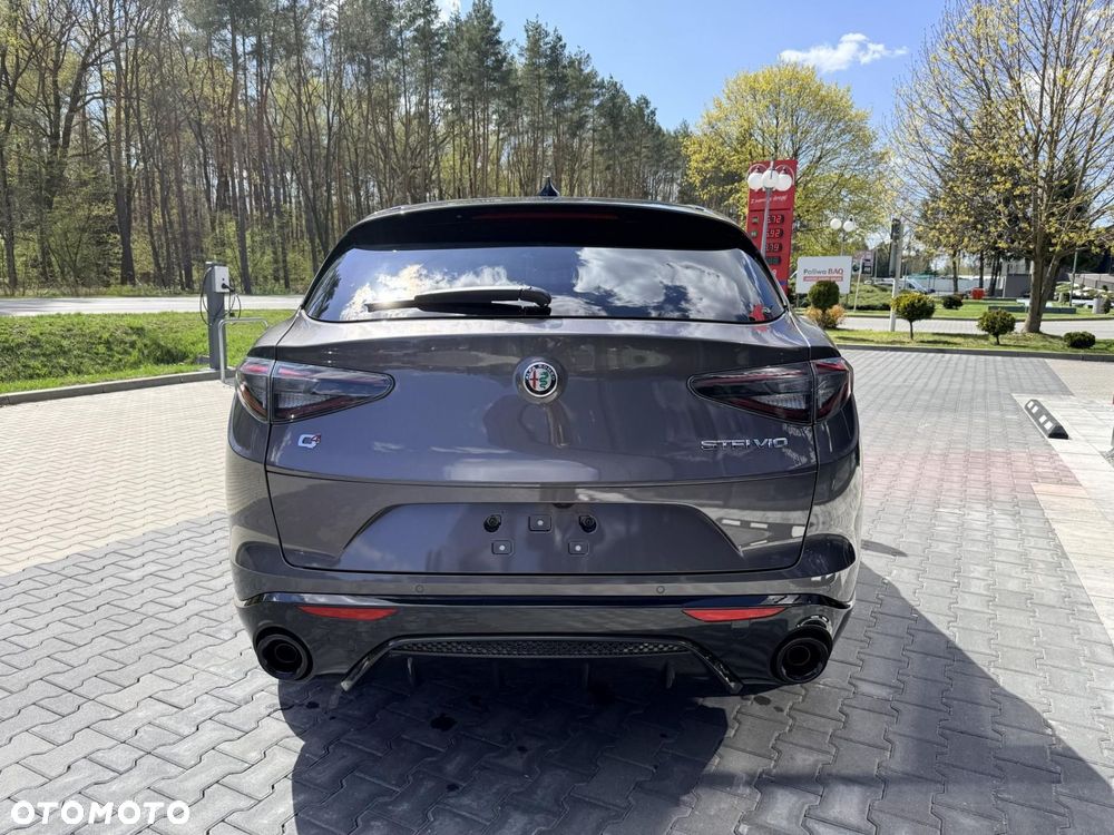 Alfa Romeo Stelvio - 8