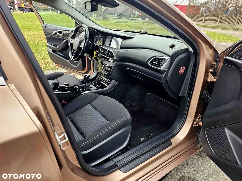 Infiniti Q30 1.6t Premium - 25