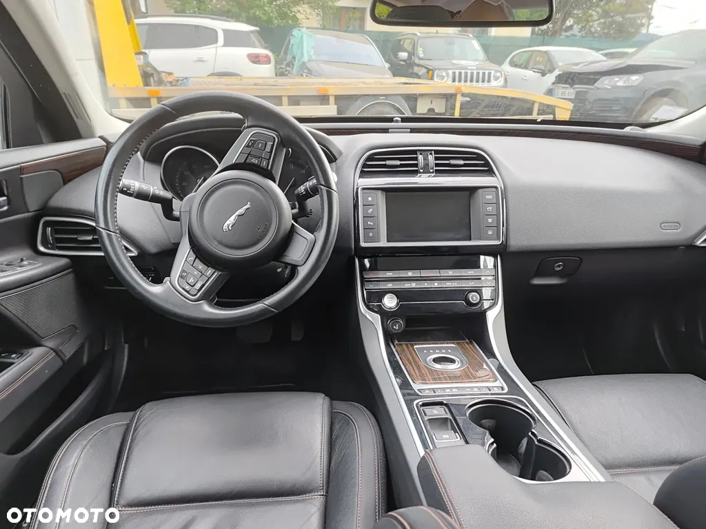 Jaguar XE 20d Prestige - 8