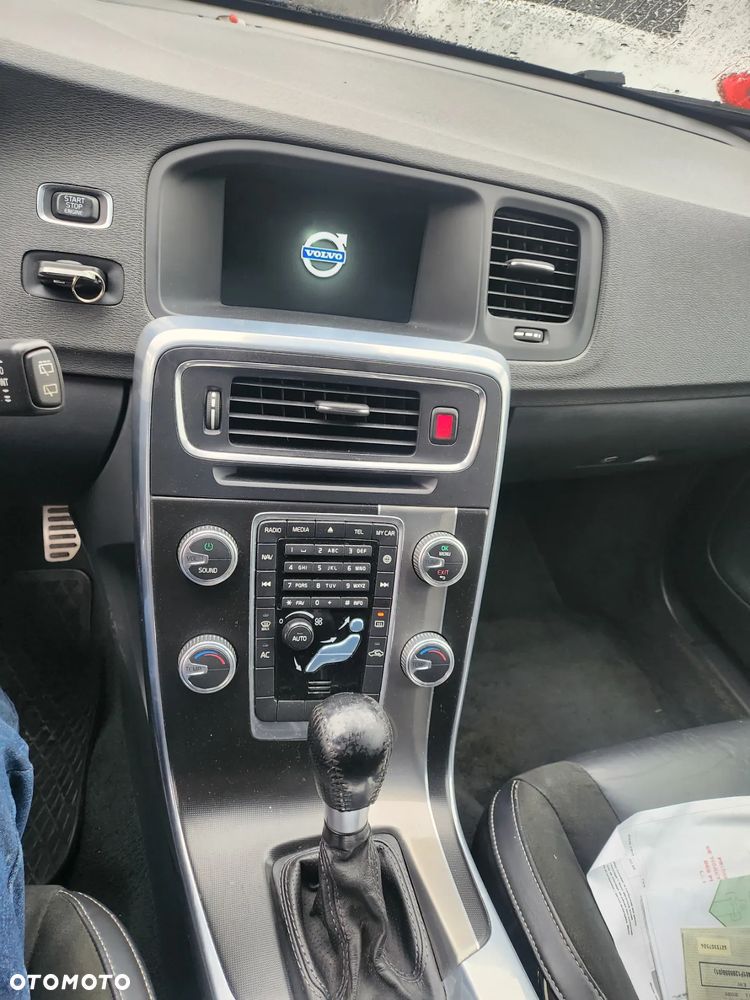 Volvo V60 D2 R-Design - 12