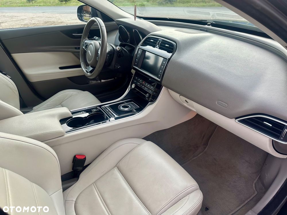 Jaguar XE 2.0 T Prestige - 11