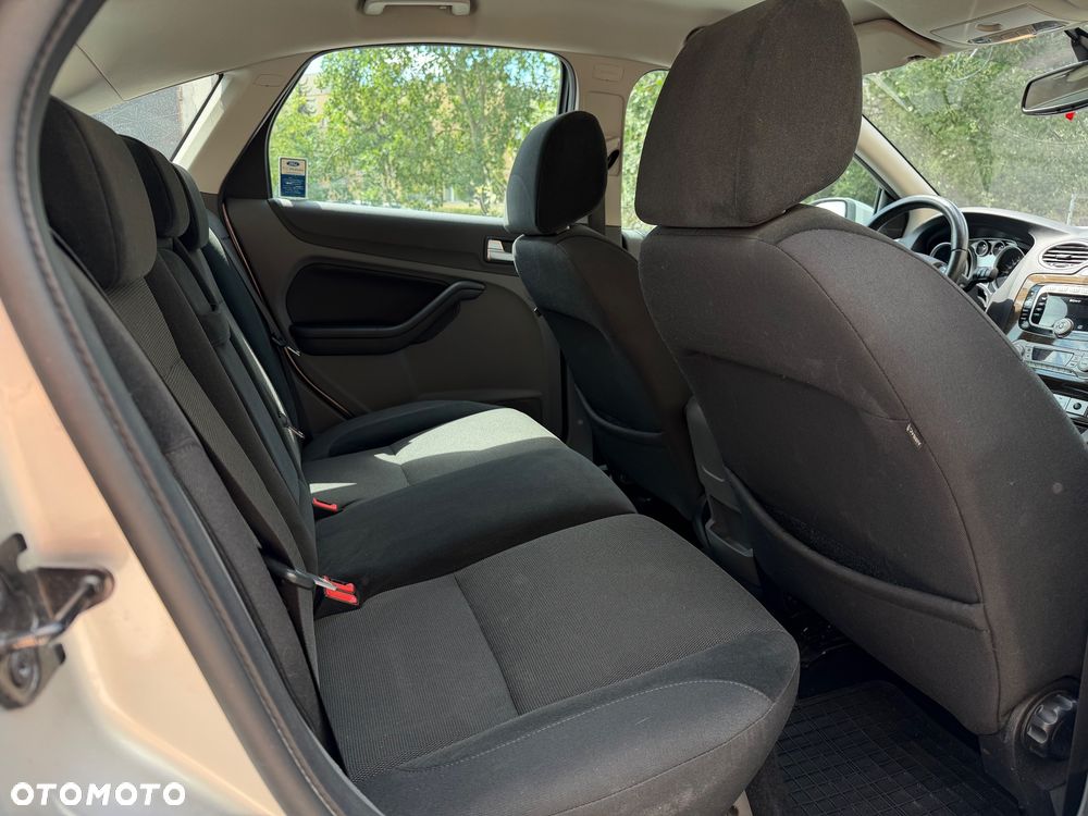 Ford Focus 1.6 Ghia - 26