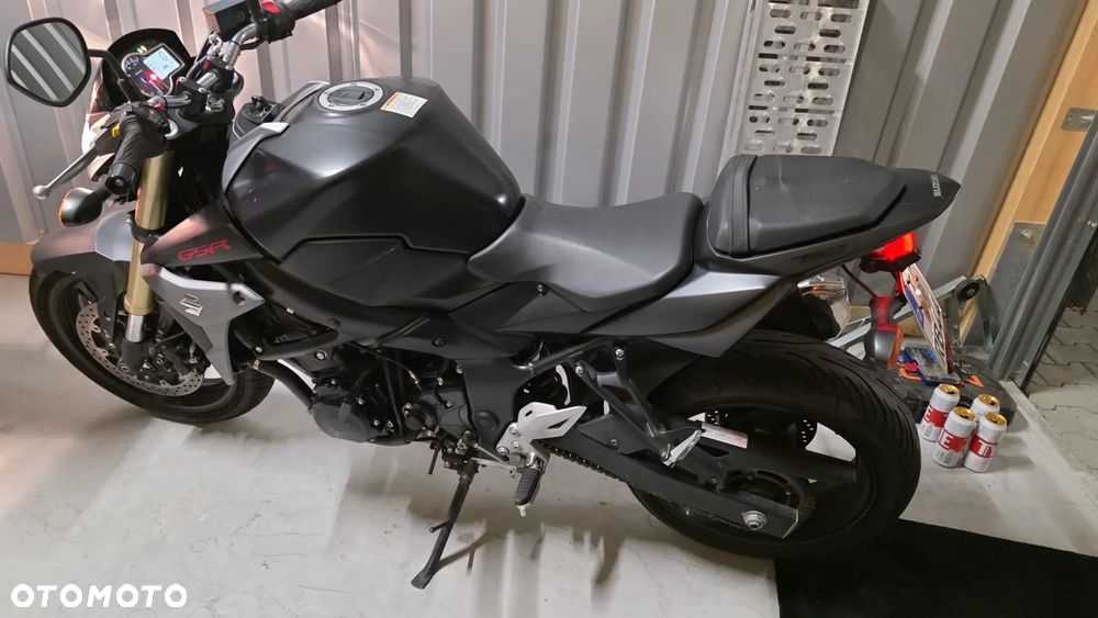 Suzuki GSR - 6