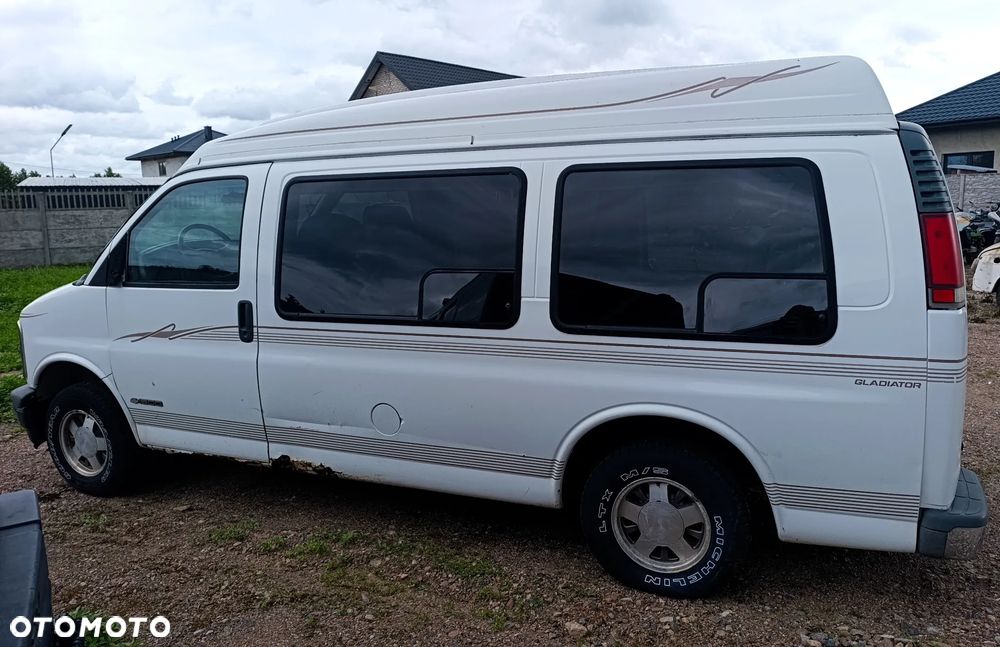 Chevrolet Express - 8