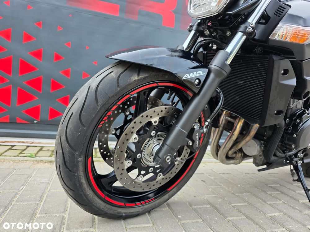 Suzuki GSR - 14