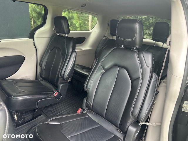Chrysler Pacifica - 17