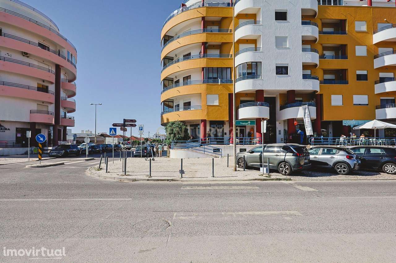 Espaço comercial à venda em zona premium com várias montras, junto à p - Grande imagem: 3/14