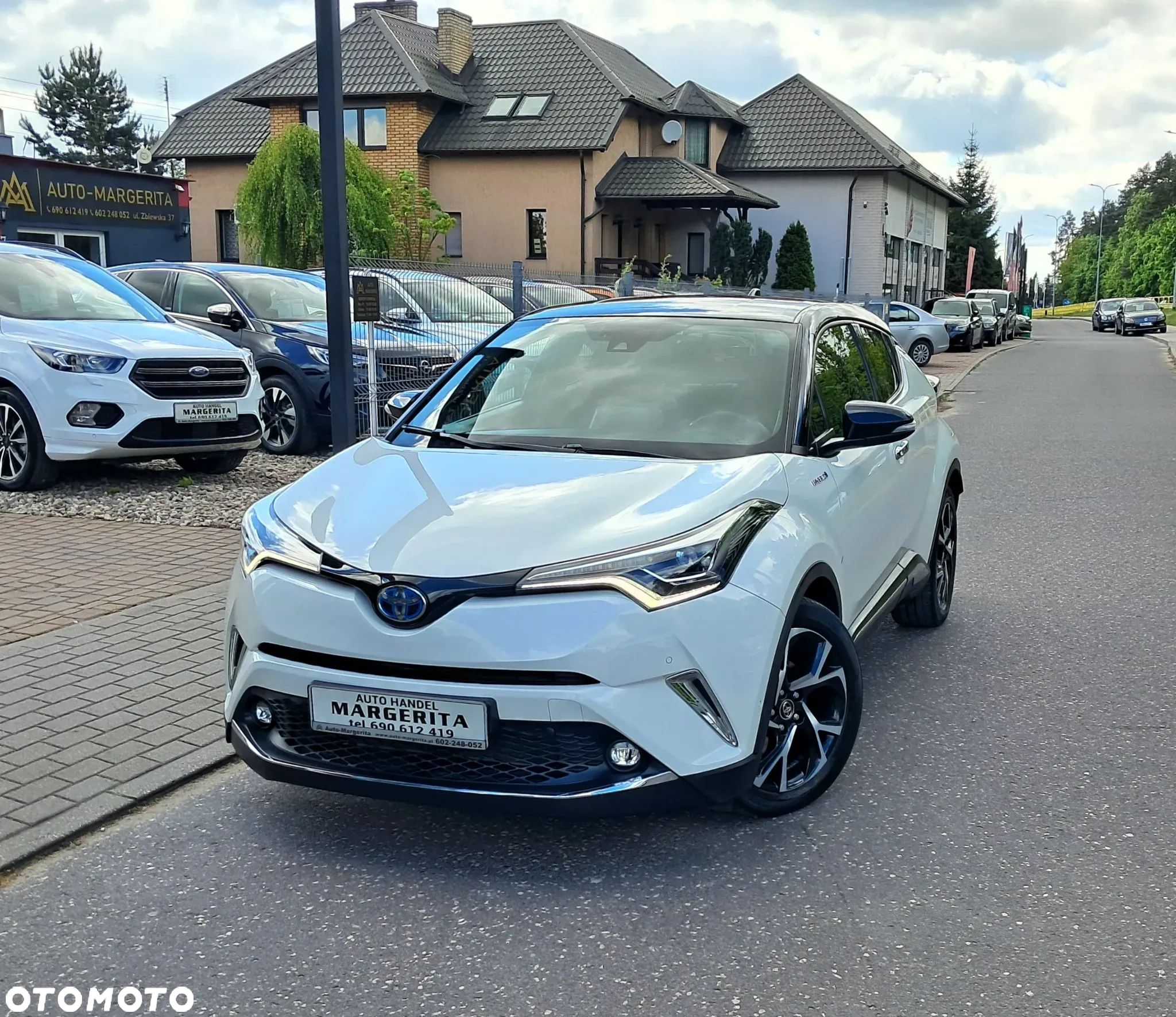 Toyota C-HR 1.8 Hybrid Neon Lime powered by JBL - 1