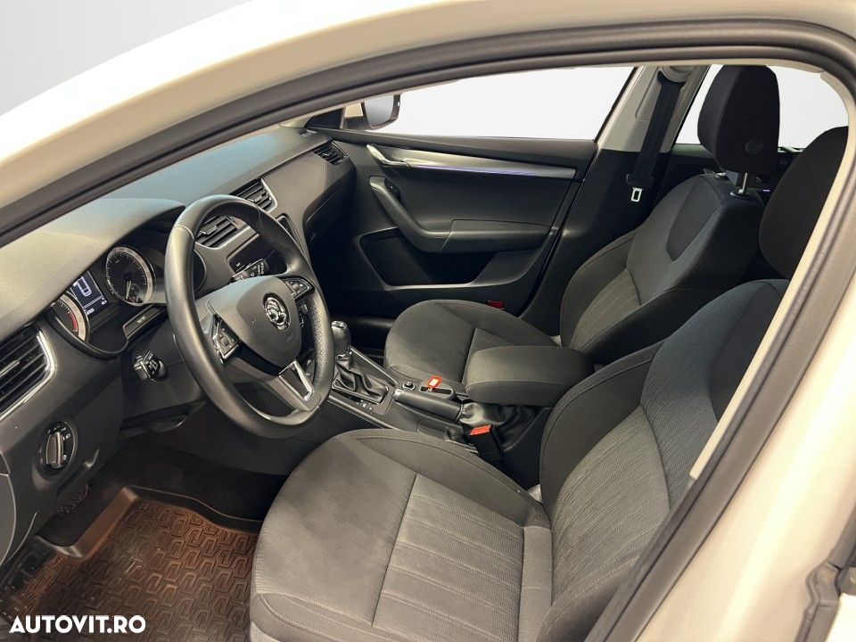 Skoda Octavia Combi Diesel 2.0 TDI 4X4 DSG Style - 9