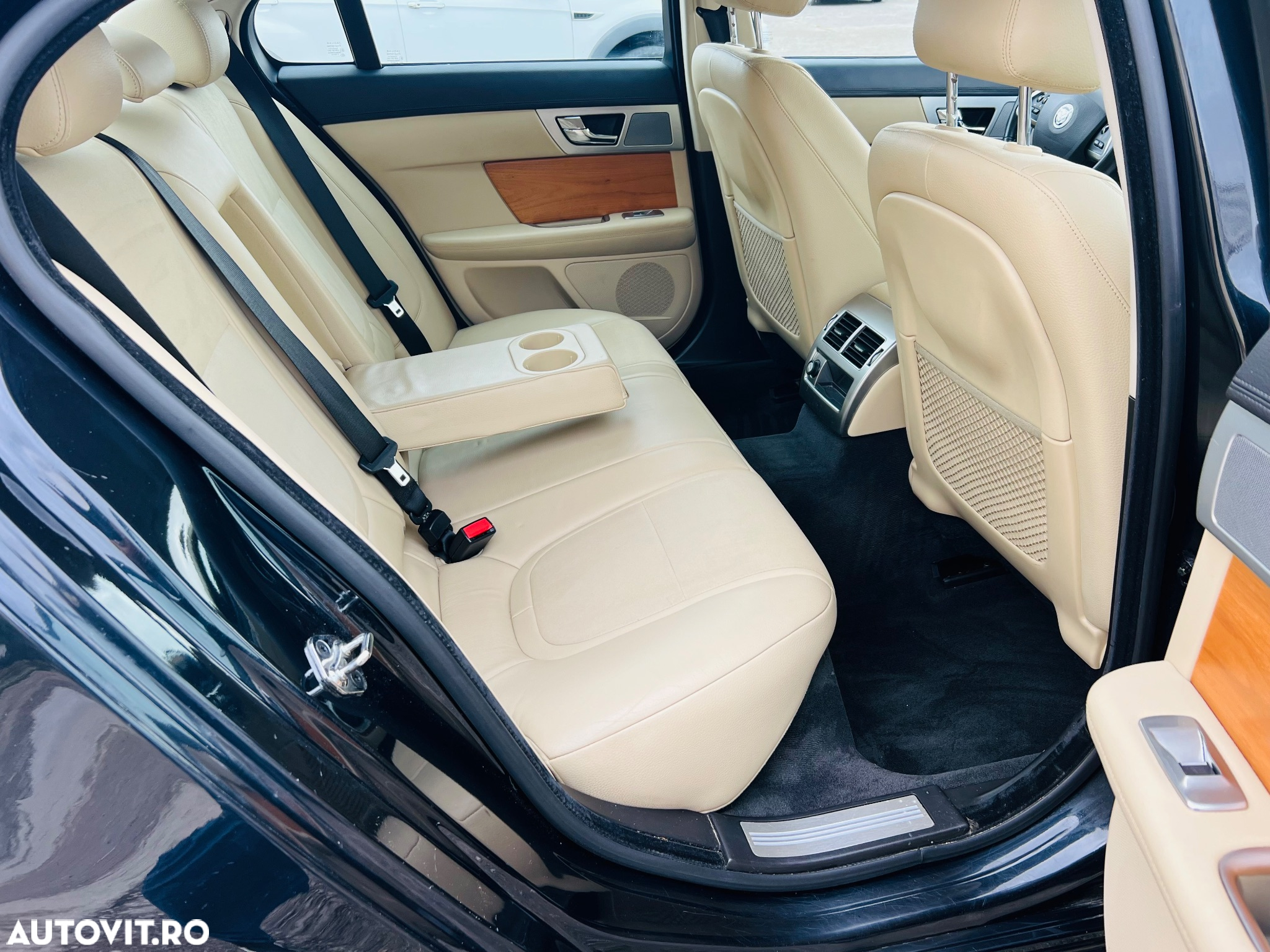 Jaguar XF 2.2D Premium Luxury - 9