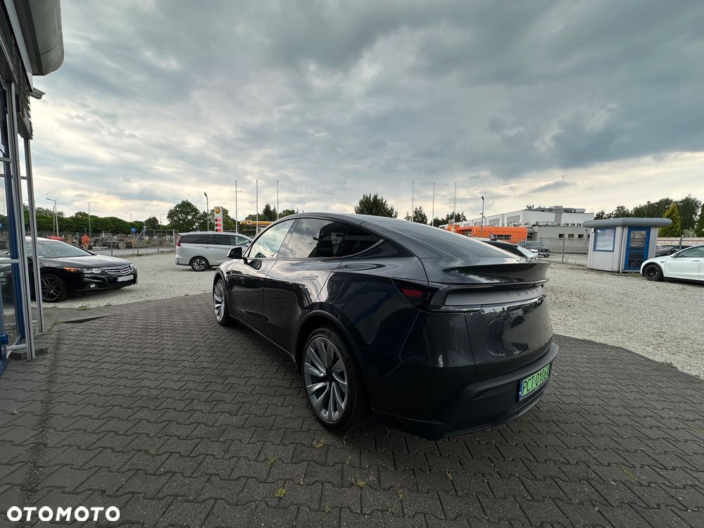 Tesla Model Y - 8