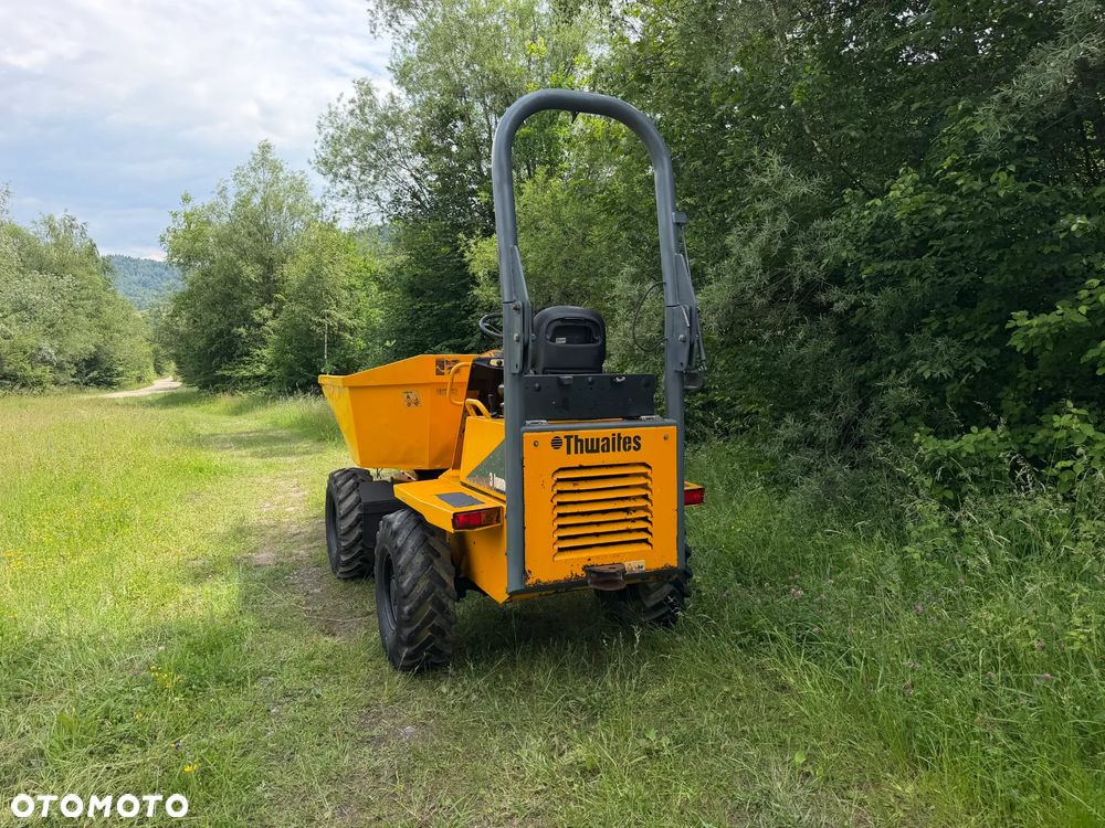 Thwaites MACH 573. Wozidło Budowlane-Rolnicze. Wózek z Obrotową Kolebą. 3 tony ładowność. 4x4. Silnik 3 cylindry. Yanmar 36 KM. 1999 mtg. 2016 rok. Jazda 3 prędkości. Maszyna jak Nowa z Norweskiego Gospodarstwa! Ani deka luzów i wycieków! Pełny Oryginał. Hamulce brzytwa. Serwisy w DEKRA. Maszyna Woziła lekkie ładunki. Praktycznie zerowe zużycie. Wielka Okazja. Wszystko w pełnym Oryginale. Opony Oryginał w super stanie Oświetlenie Fabryczne! - 18