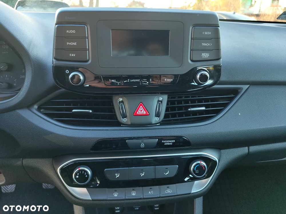 Hyundai i30 1.5 DPI Classic + - 14