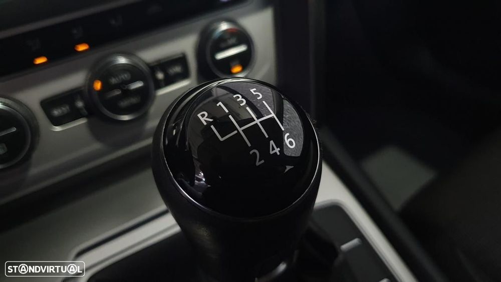 VW Passat Variant 1.6 TDI BlueMotion - 17