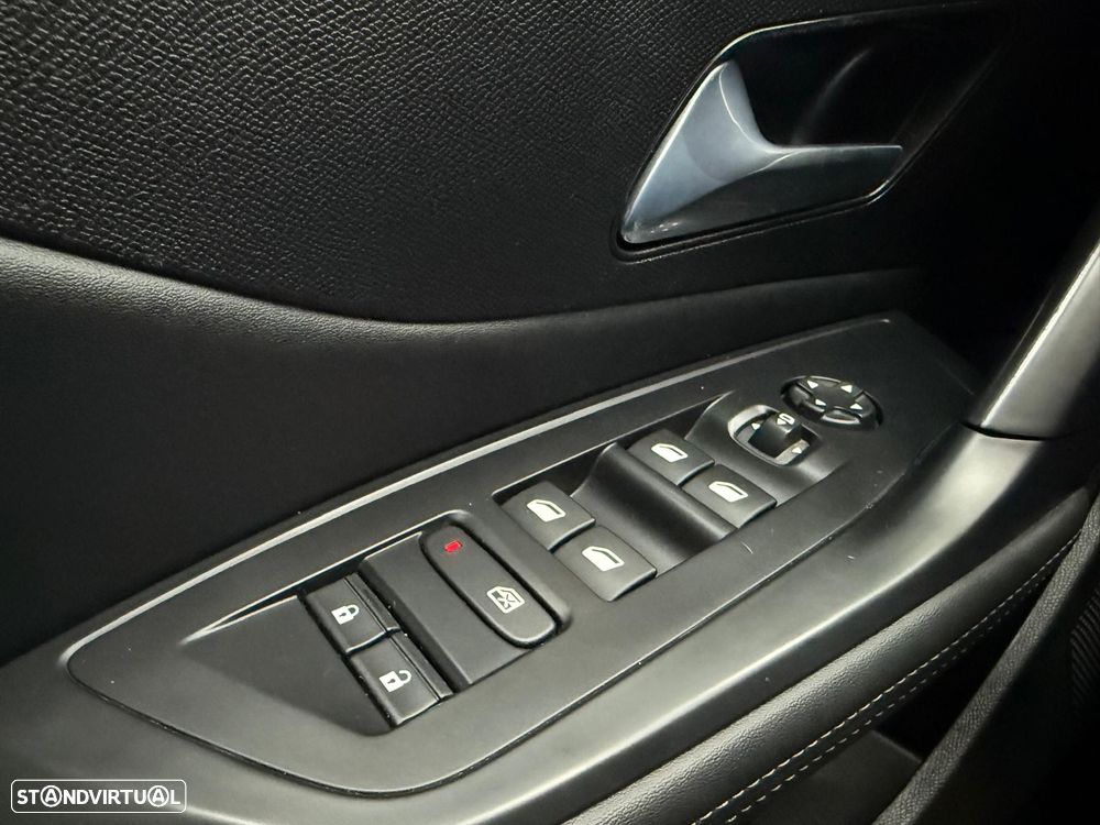 Peugeot 408 1.6 Hybrid Allure Pack e-EAT8 - 36