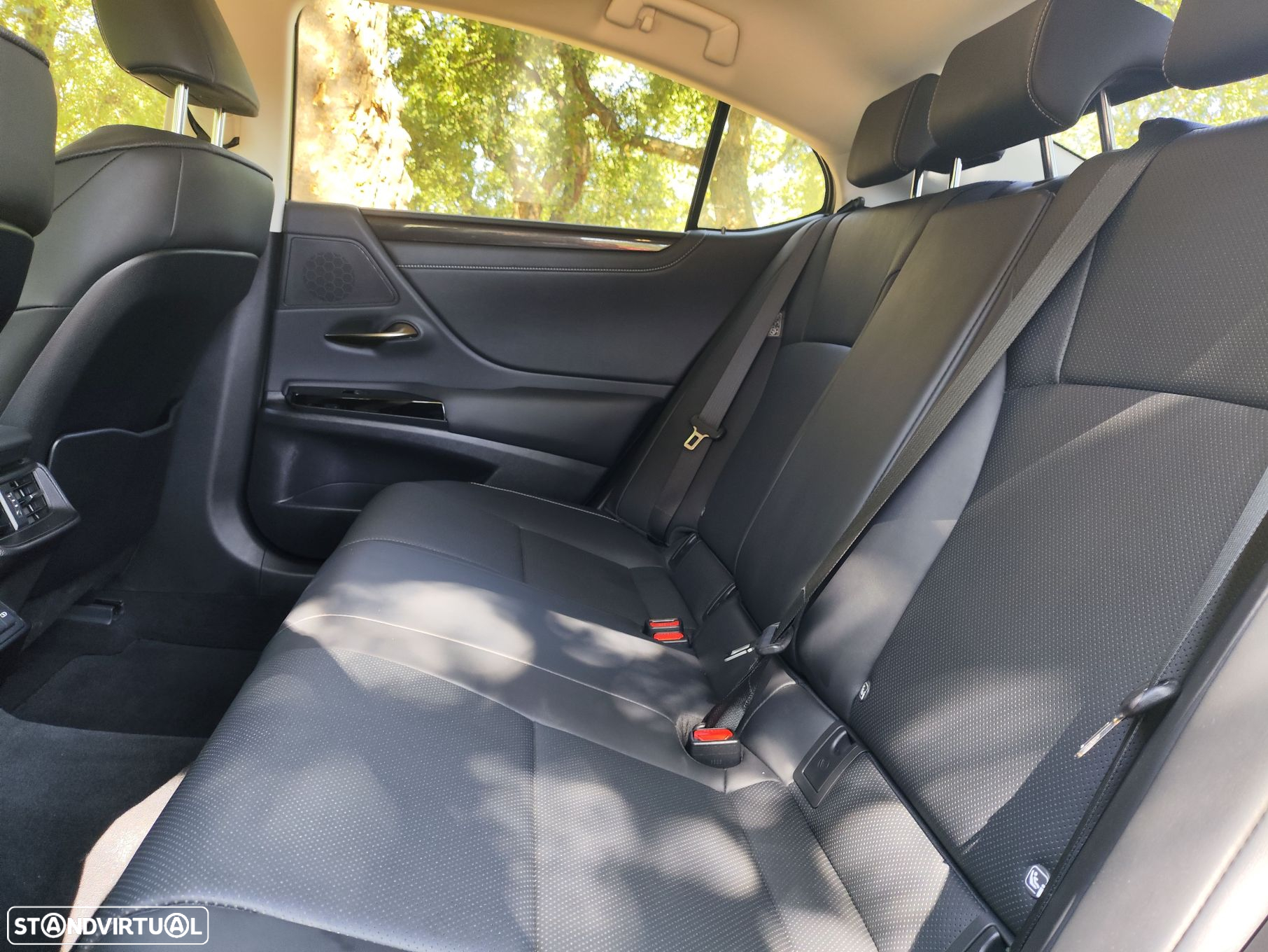 Lexus ES 300h Special Edition - 24