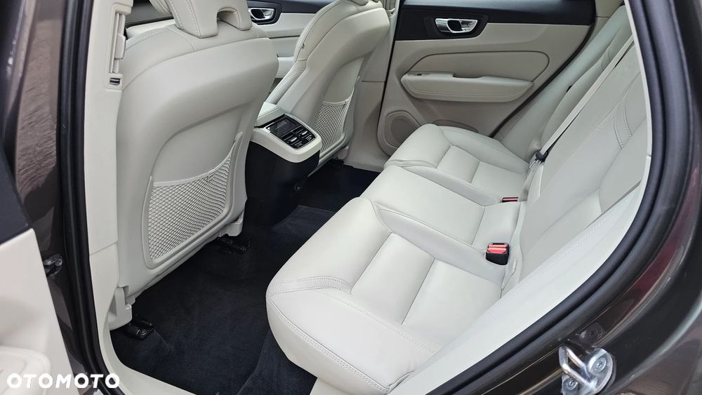 Volvo XC 60 B5 B AWD Ultimate Bright - 11