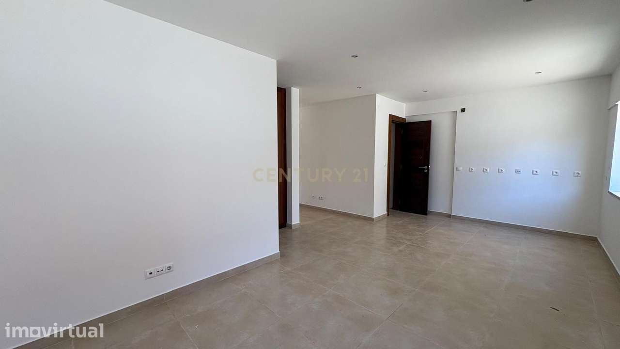 Moradia T4 com amplo lote de 1.262 m² e grande potencial - Grande imagem: 3/47