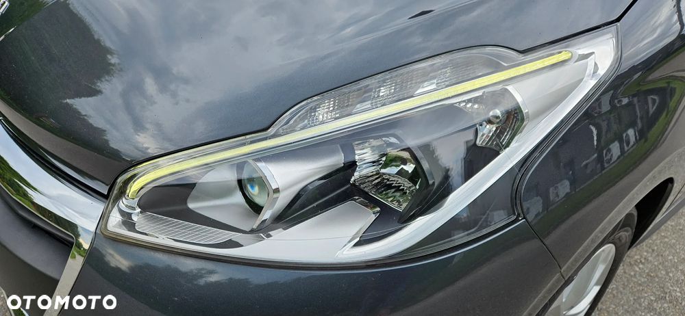 Peugeot 208 - 12