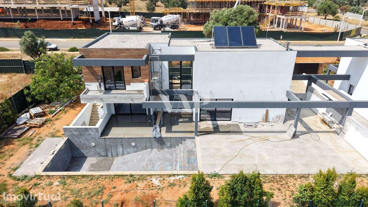 VILAMOURA - Moradia em banda V3 +1 no estilo contemporâneo - Grande imagem: 3/34