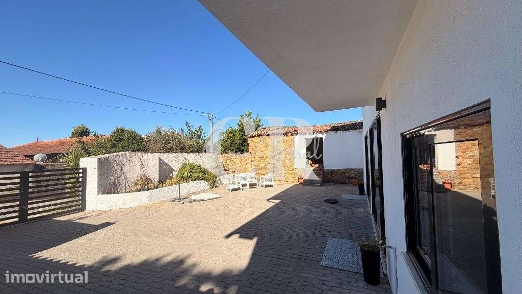 Moradia T3 com anexos, logradouro e terreno - Grande imagem: 4/45