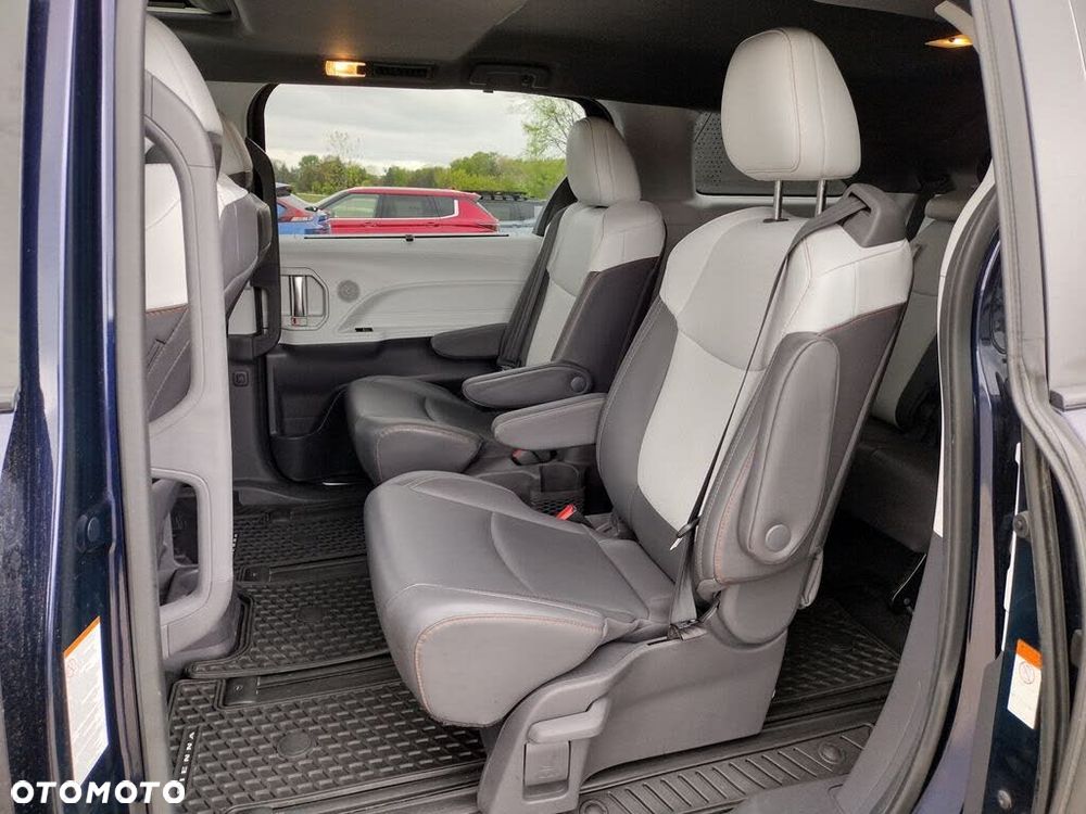Toyota Sienna - 18