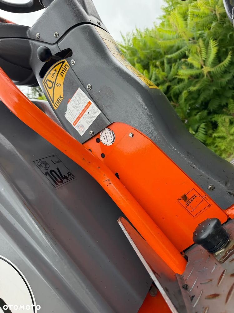 Hamm HD 8VV  Walec Terenowo Drogowy do Asfaltu z OBCINAKIEM BOCZNYM Hydraulicznym! 2 tony. Import Norwegia 2017 rok. 624 mtg. Silnik KUBOTA 3 cylindry. Maszyna nie różni się od Nowej z salonu! Serwisy w Dekra AKTUALNE 2026rok. Zero zniszczeń IGŁA !! Gotowy do długiej pracy. Po dużych serwisach eksploatacyjnych w Norwegii. Walec pochodzi z urzędu Komunalnego w Norwegii od pierwszego właściciela. Jego historia od nowości to lekkie inwestycje miejskie! Jedyna taka okazja! Bardzo mały walec a moc Potężna! Ani deka luzów i wycieków. OKAZJA. Zraszacze na dwa bębny. Ubijanie na dwa lub jeden bęben. Siła ubijania regulowana! - 23