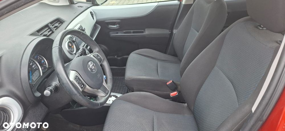 Toyota Yaris Hybrid 100 Dynamic - 10