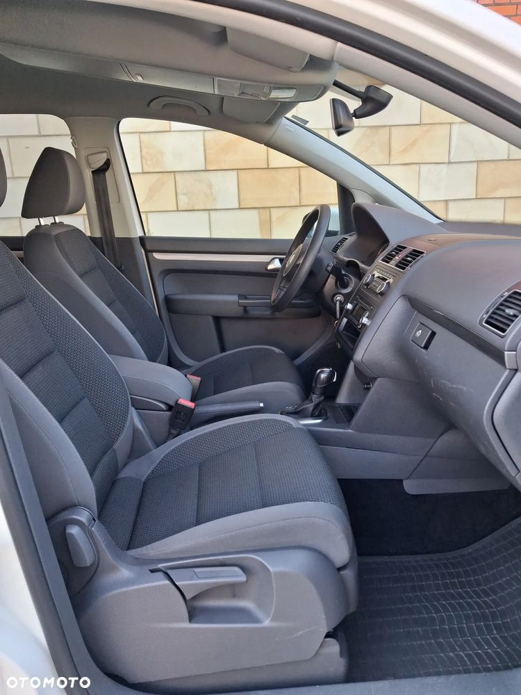 Volkswagen Touran - 12