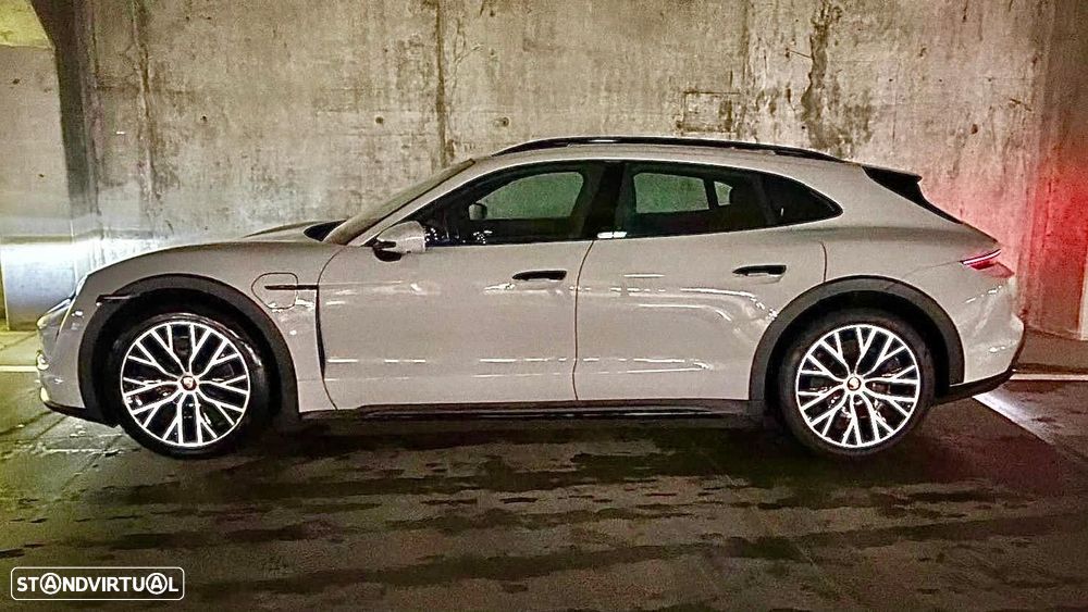 Porsche Taycan Cross Turismo 4 - 7