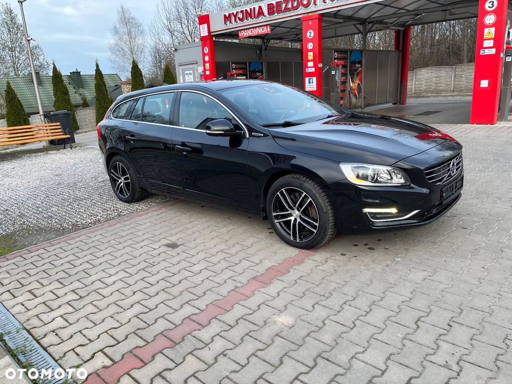 Volvo V60 D6 AWD Plug-in Hybrid R-Design Summum - 3
