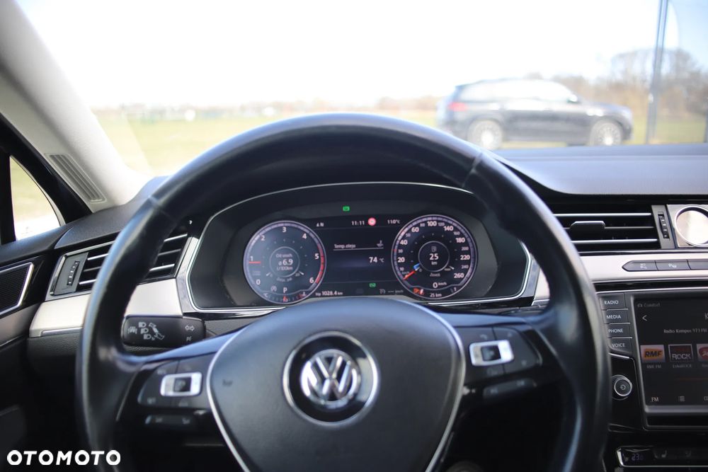 Volkswagen Passat - 12
