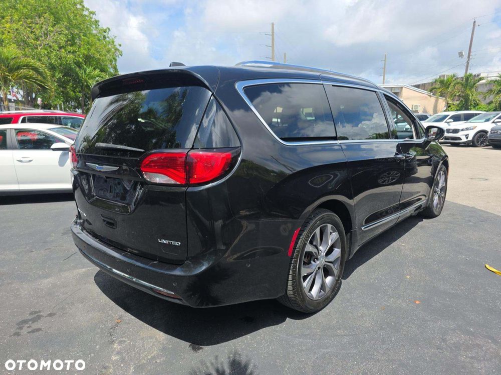 Chrysler Pacifica - 4