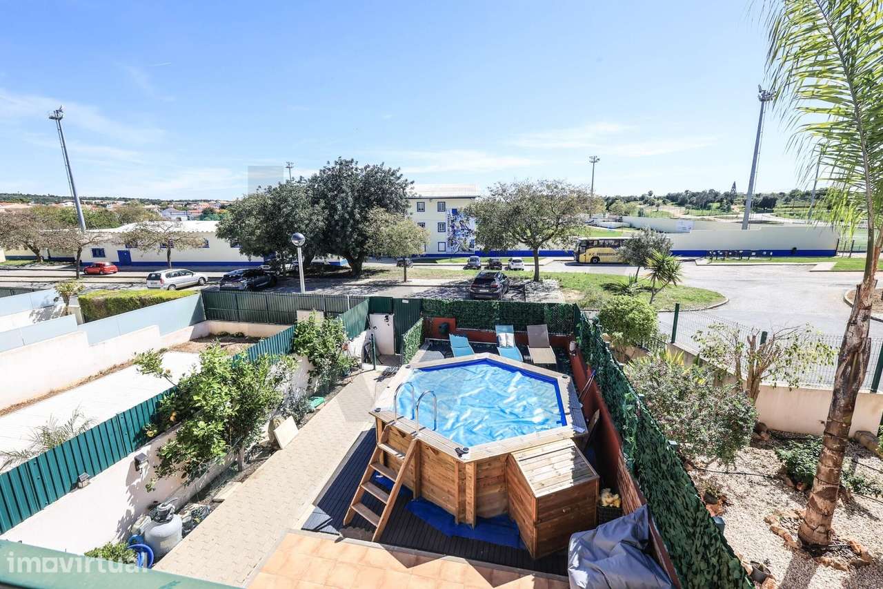 Moradia T3 com piscina e sótão com potencial para criação de um T2 | F - Grande imagem: 2/33