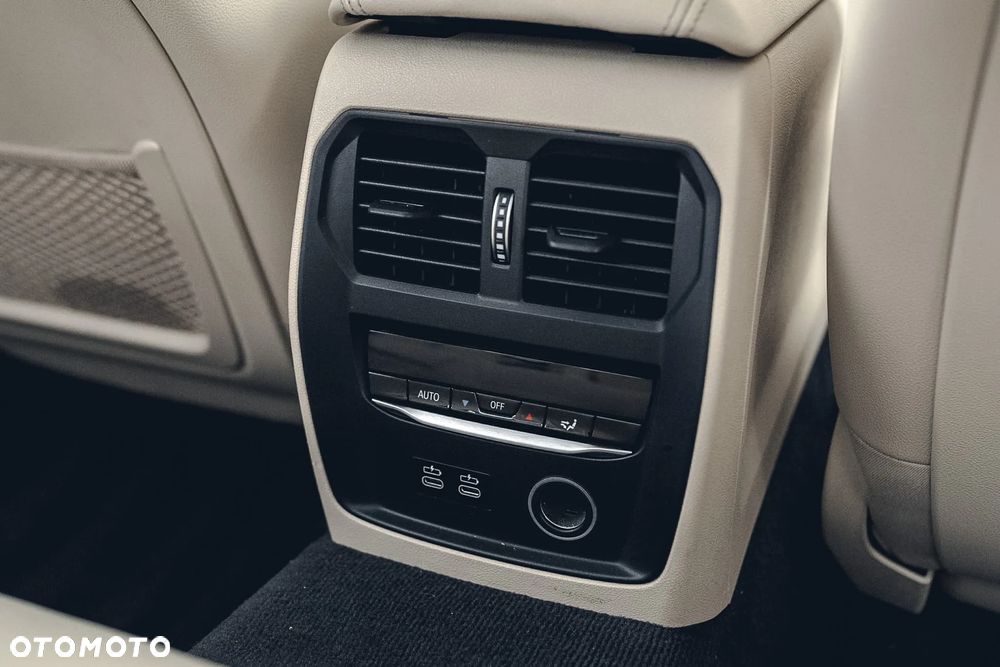 BMW Seria 3 330i xDrive Sport Line - 37