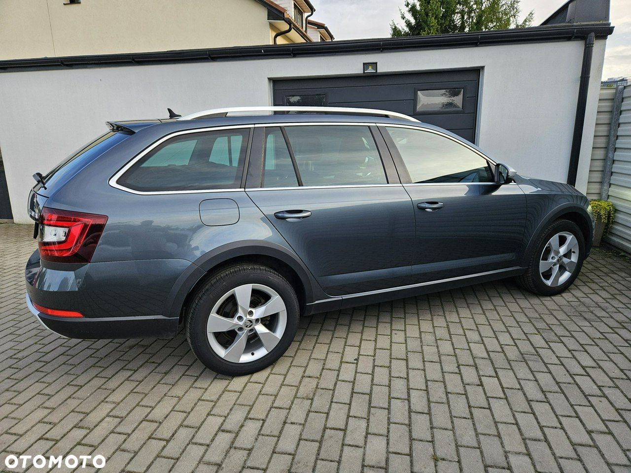 Skoda Octavia Combi 2.0 TDI 4x4 DSG Scout - 4