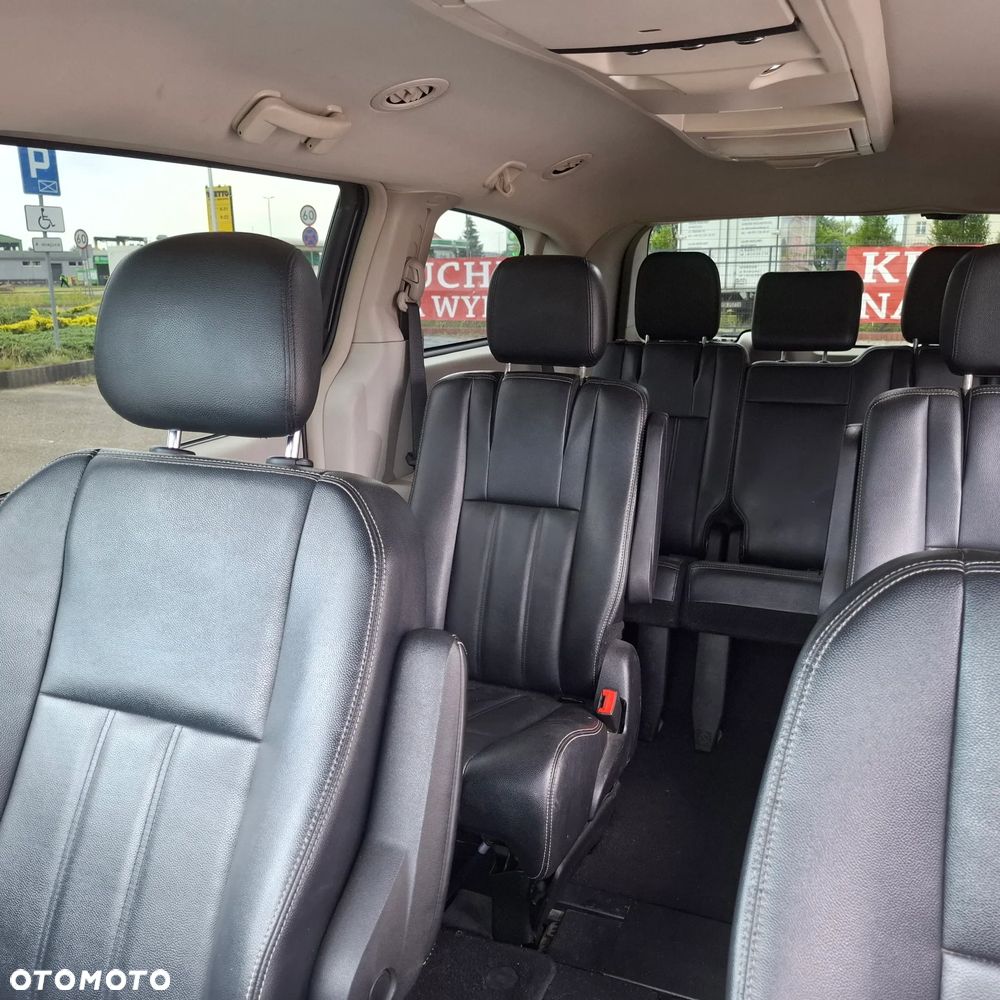 Chrysler Town & Country - 17
