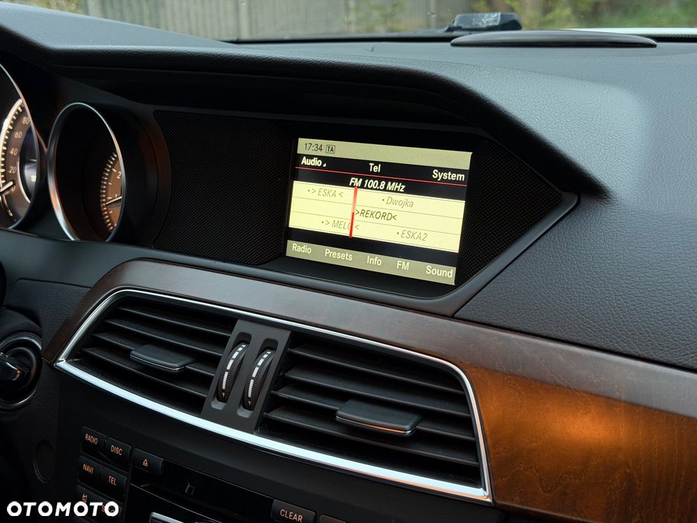 Mercedes-Benz Klasa C 180 CGI BlueEff Elegance - 31