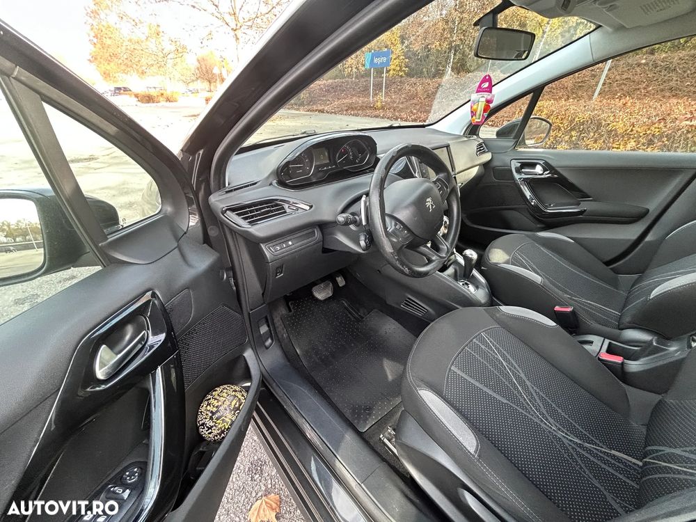 Peugeot 208 - 8