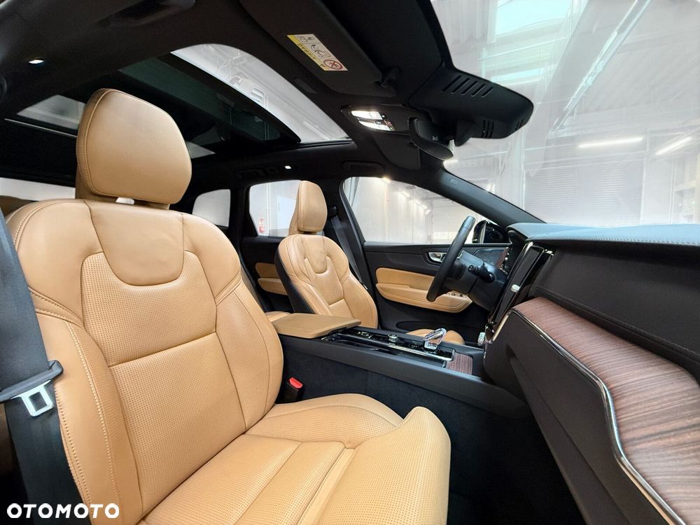 Volvo XC 60 B4 D AWD Plus Dark - 25