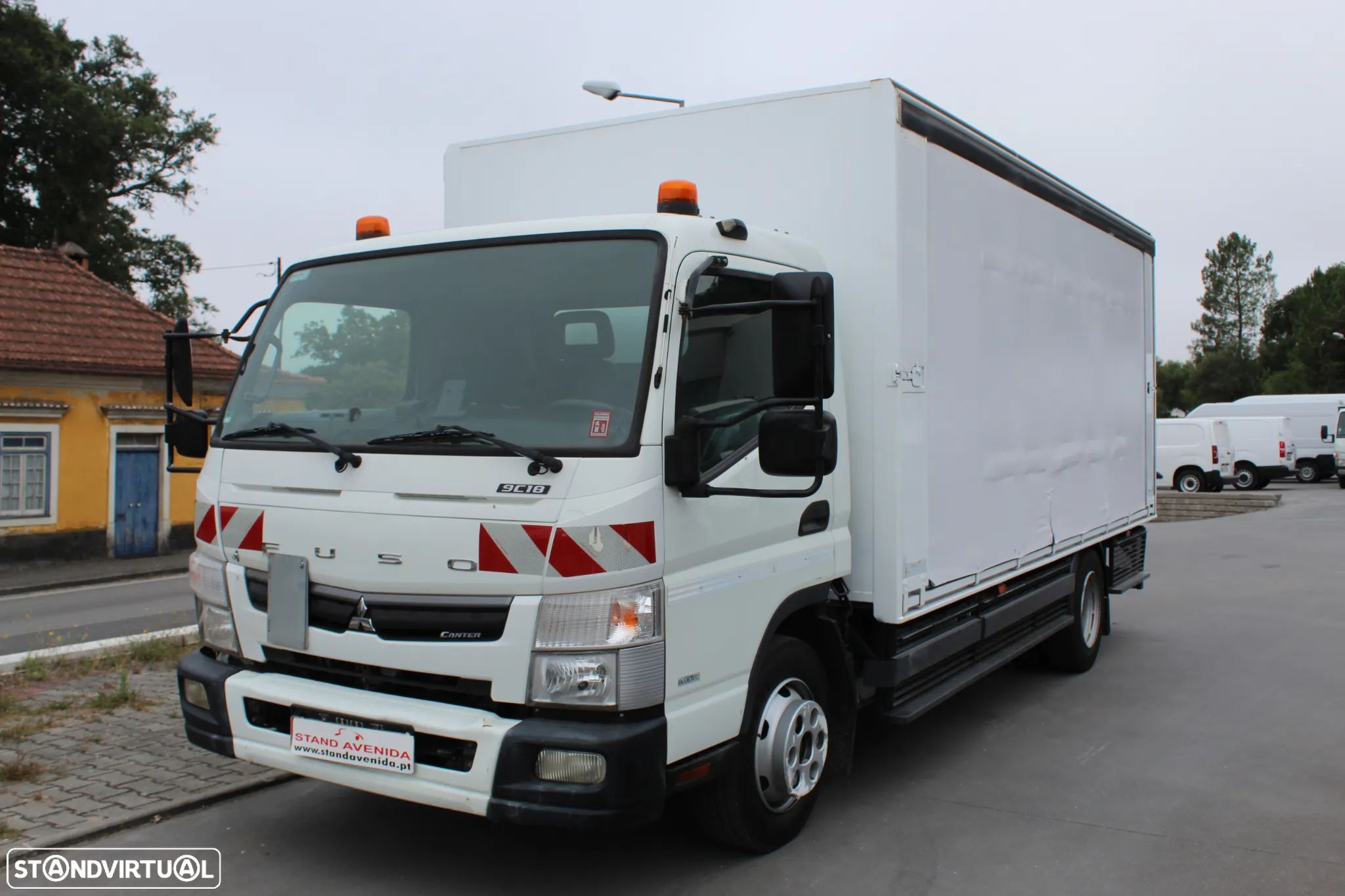 Mitsubishi FUSO CANTER 9C18 // PORTA BEBIDAS - 1