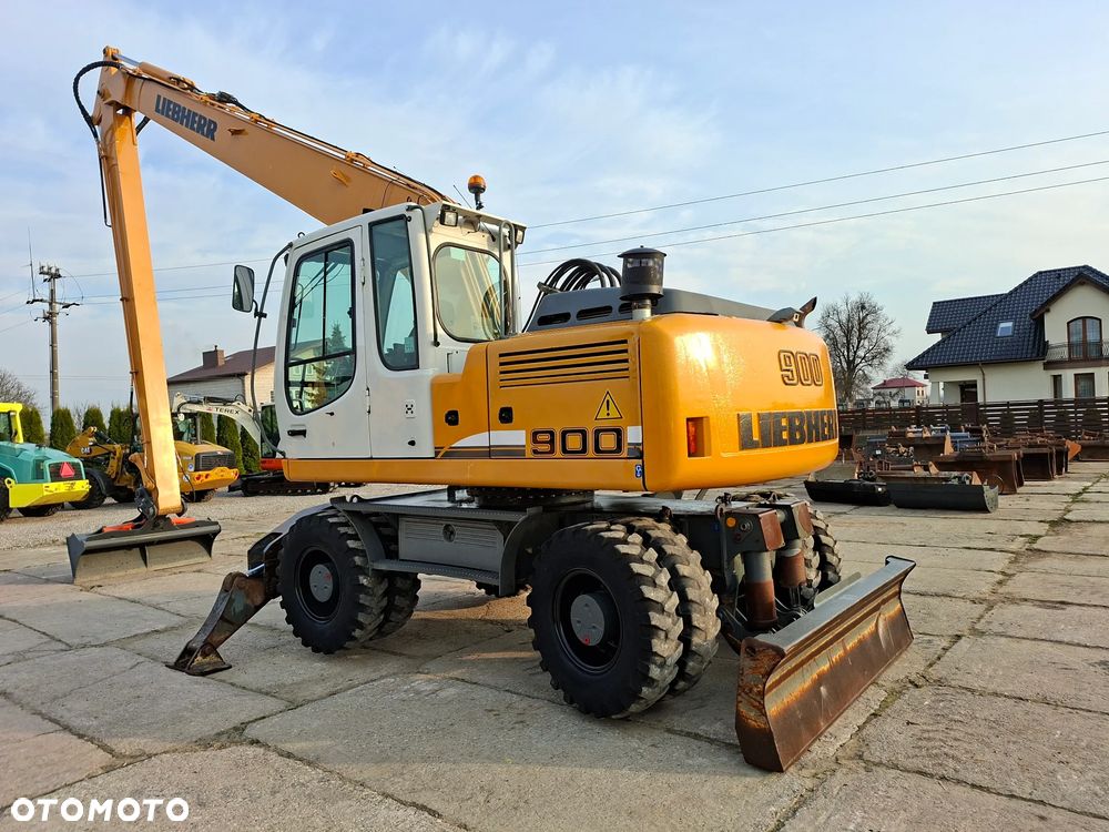 Liebherr A900 LONG REACH - 10