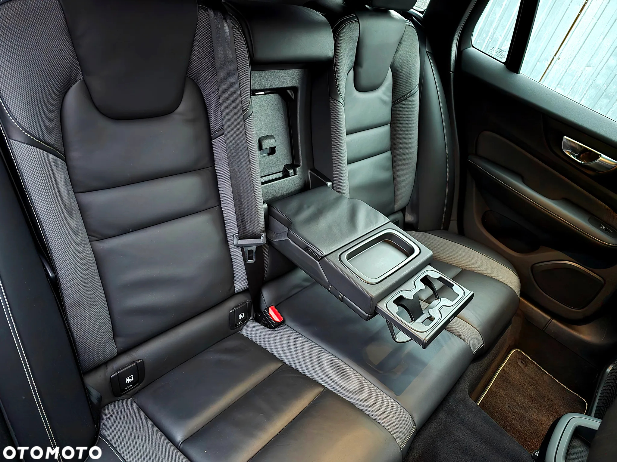 Volvo V60 D4 R-Design - 12